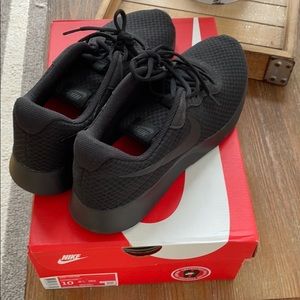 Men’s Nike Tanjun black shoe nib